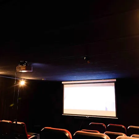 Luxe 12-persoons Groepsvilla - Gelijkvloers Met Tuin & Loungeset فيلة *