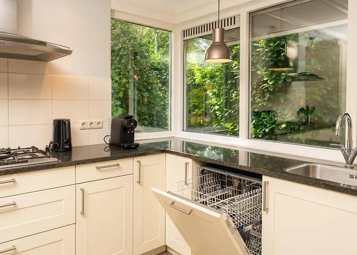 Luxe 12-persoons Groepsvilla - Gelijkvloers Met Tuin & Loungeset فيلة