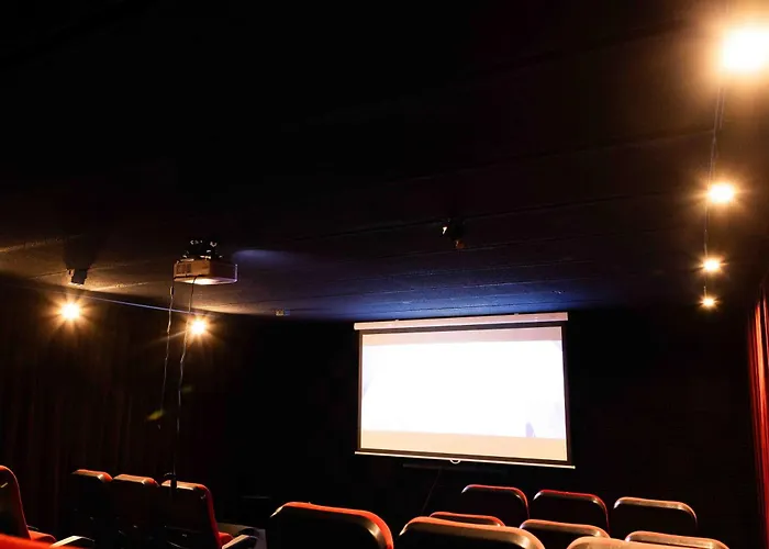 Luxe 12-persoons Groepsvilla - Gelijkvloers Met Tuin & Loungeset ヴィラ *